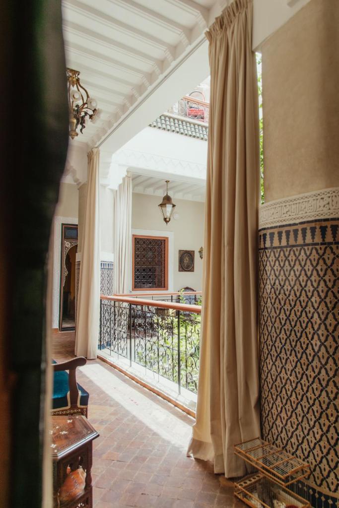 Cette chambre dispose d'une grande fenêtre et d'un balcon. dans l'établissement Riad Ksar Al Amal & Spa, à Marrakech 37 autres photos
