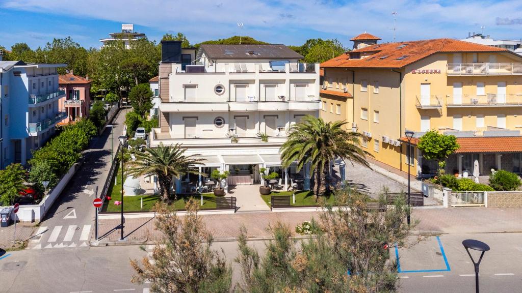 une vue aérienne d'une rue de la ville avec des bâtiments dans l'établissement Melody Hotel, à Cervia