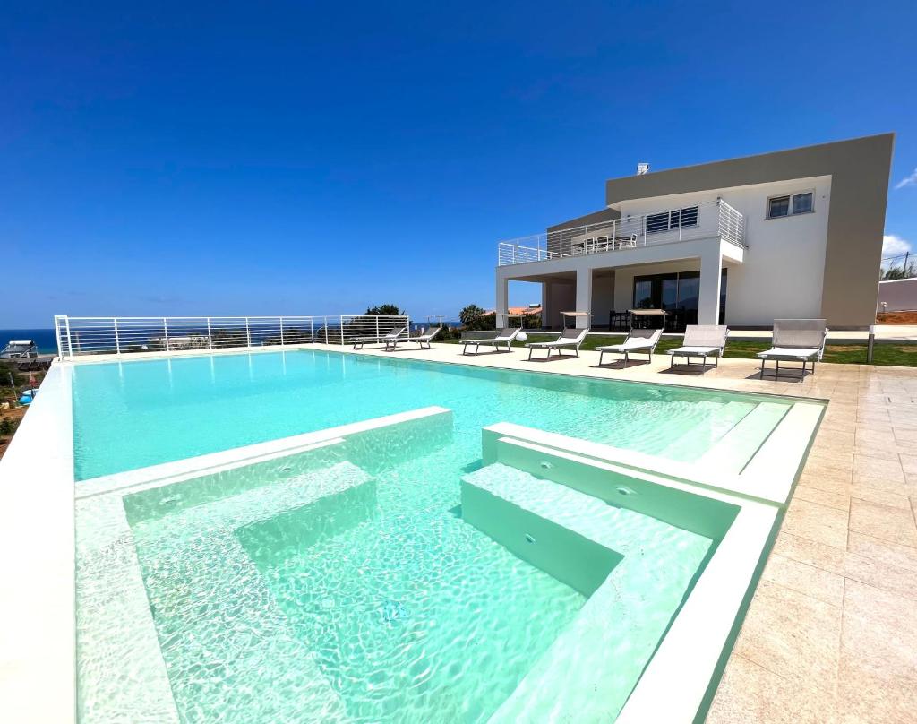 une grande piscine devant une maison dans l'établissement Villa Lombardo Luxury, à Balestrate