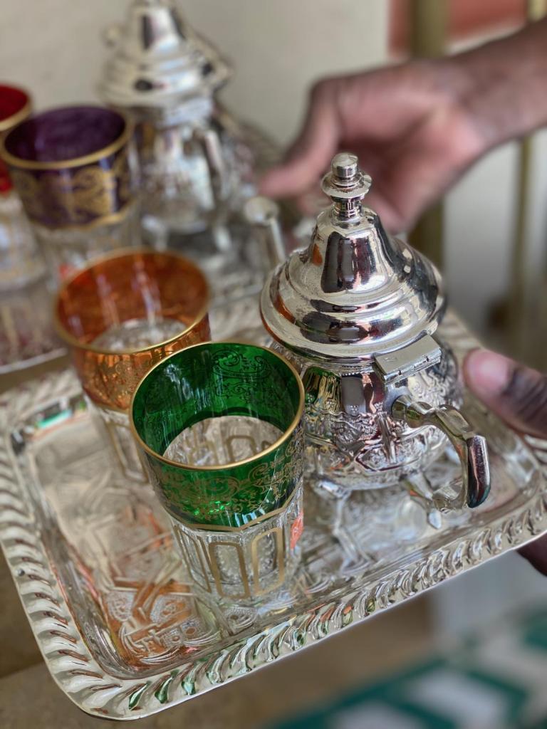 - un plateau de plats et de tasses en verre sur une table dans l'établissement L'Emeraude de la Médina, à Marrakech