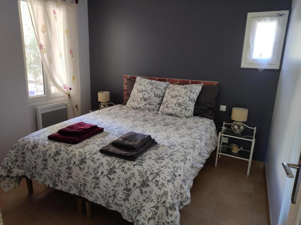 une chambre avec un lit avec deux serviettes dessus dans l'établissement GITE AUX 4 SAISONS DU COLORADO PROVENÇAL - 3 ÉTOILES - Rustrel, à Rustrel