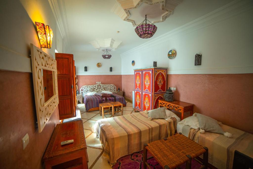 - un salon avec deux lits et une chambre dans l'établissement Riad Euphorbe, à Marrakech 37 autres photos