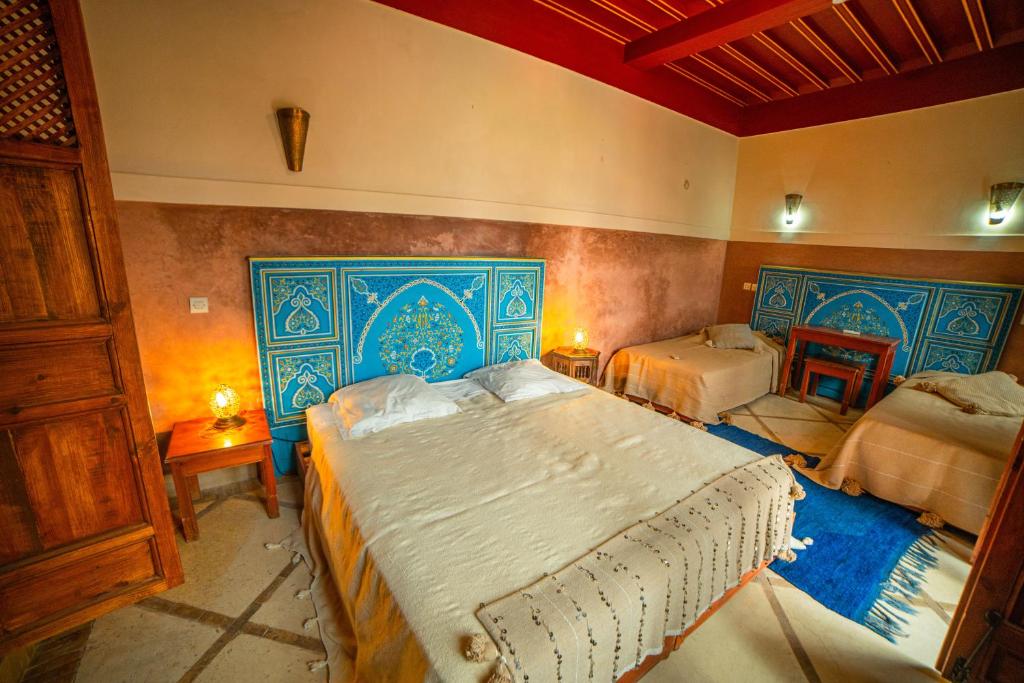 une chambre avec deux lits dans une pièce dans l'établissement Riad Euphorbe, à Marrakech