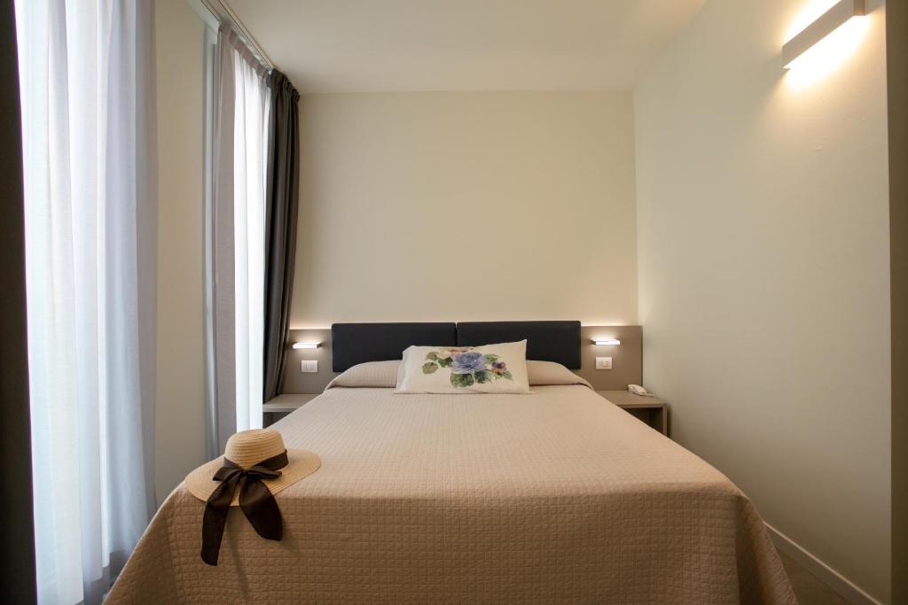 une chambre avec un lit avec un arc dessus dans l'établissement Residence Panama, à Lido di Jesolo