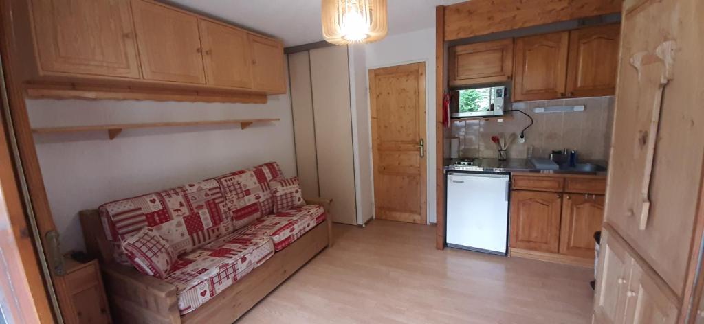 un salon avec un canapé dans une cuisine dans l'établissement Un havre de paix aux pieds des chemins de montagne, aux Contamines-Montjoie