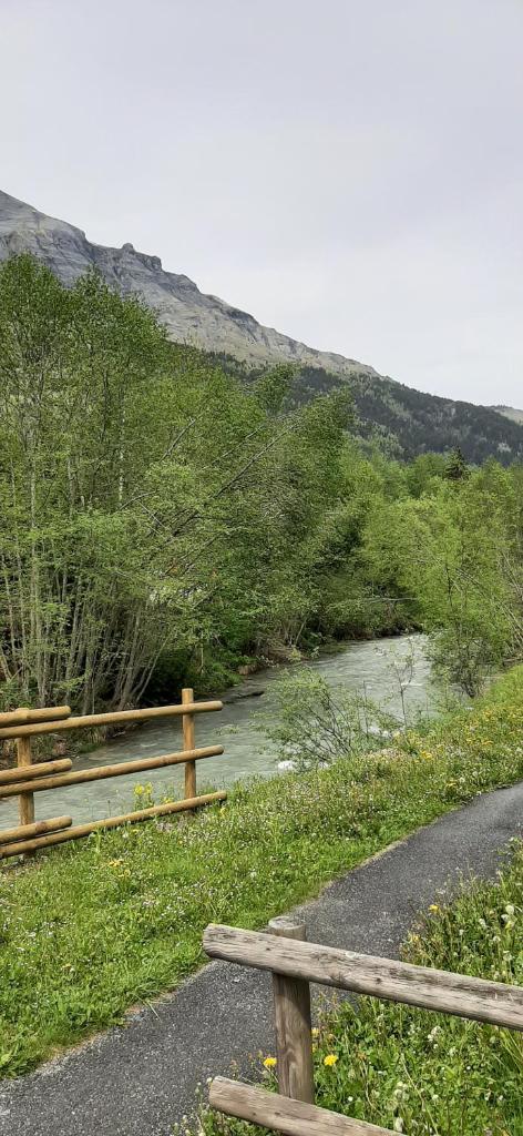 un banc sur un chemin à côté d'une rivière dans l'établissement Un havre de paix aux pieds des chemins de montagne, aux Contamines-Montjoie 5 autres photos