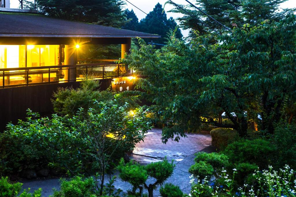 - un jardin devant une maison la nuit dans l'établissement 료칸 여명 旅館 黎明 Ryokan Reimei, à Yufu