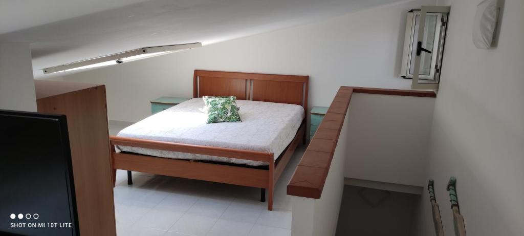 une petite chambre avec un lit dans une pièce dans l'établissement Villa Max, à San Nicola Arcella