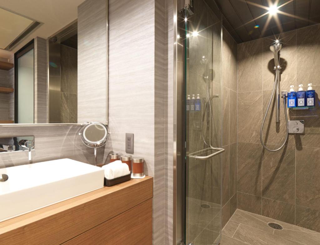 une salle de bain avec un lavabo et une douche dans l'établissement THE FOREST AKAN Tsuruga Resort, à Akankohan