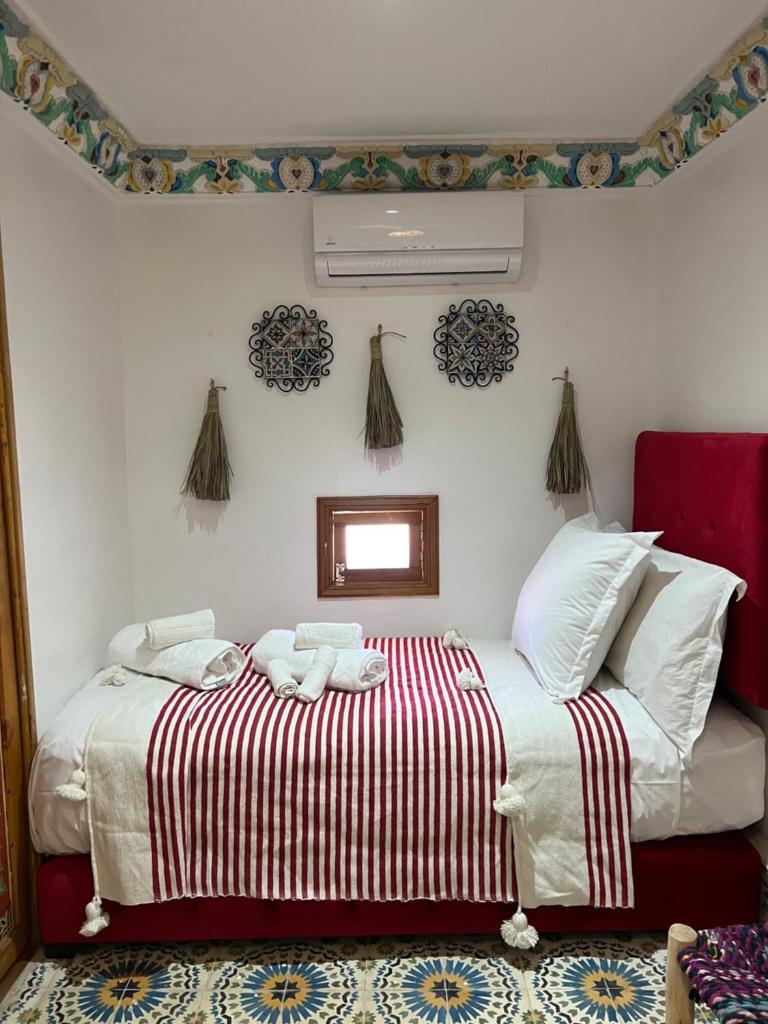 une chambre avec un lit avec des serviettes dessus dans l'établissement Riad Moroccan Style, à Fès 4 autres photos