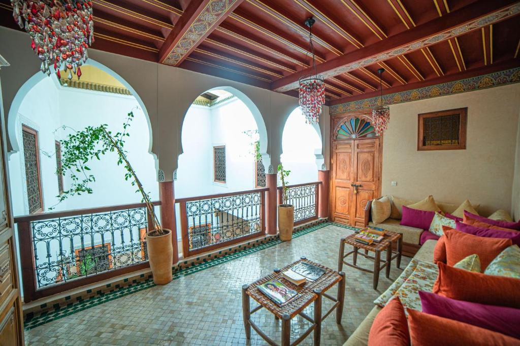 d'un salon avec un canapé et un balcon. dans l'établissement Riad Euphorbe, à Marrakech