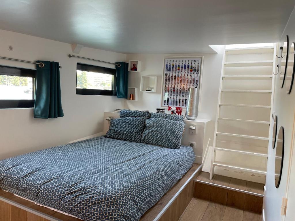 - une petite chambre avec un lit dans une petite maison dans l'établissement Péniche "SunFlower", à Paris