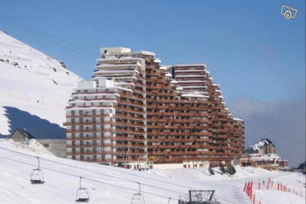 un grand bâtiment au sommet d'une montagne enneigée dans l'établissement BLocation - La Mongie - Apt 2 ch - 8 pers - Place parking couvert - Ménage en suppl, à La Mongie 5 autres photos