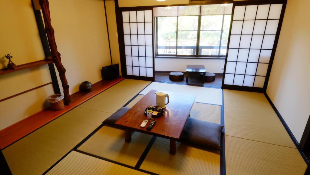 - un salon avec une table et 2 fenêtres dans l'établissement Oyado Tsukiusagi, à Miyajima 37 autres photos
