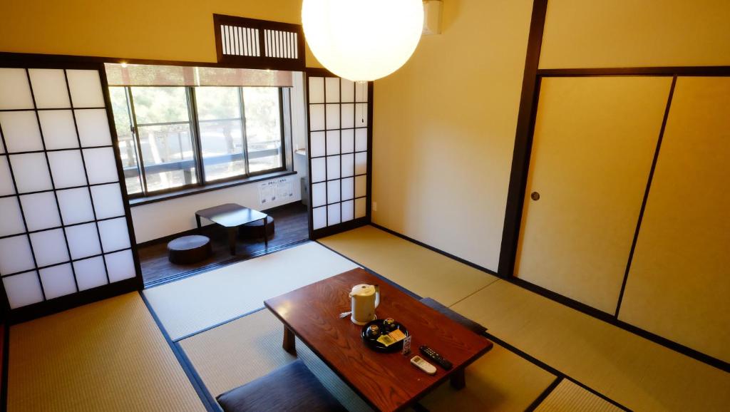 - une vue de tête sur une chambre avec une table et 2 fenêtres dans l'établissement Oyado Tsukiusagi, à Miyajima