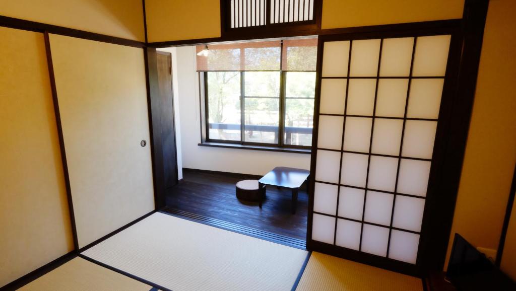 - une vue sur le plafond d'une chambre avec un banc et une fenêtre dans l'établissement Oyado Tsukiusagi, à Miyajima