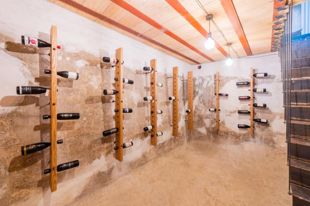 une rangée de casiers à vin sur un mur dans l'établissement Dbhousetaormina, à Taormine