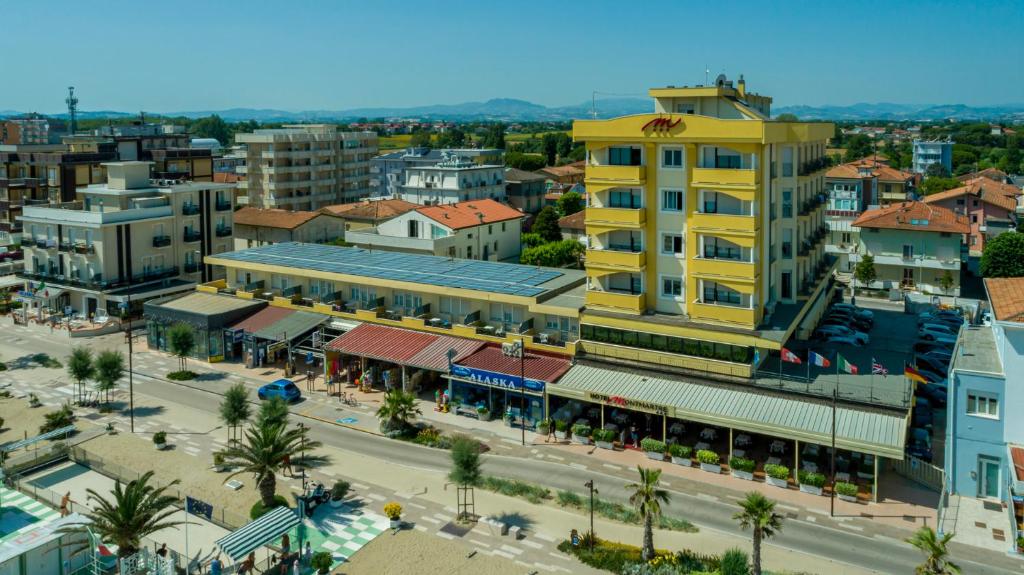 une vue aérienne d'une ville avec des bâtiments dans l'établissement Hotel Montmartre, à Rimini