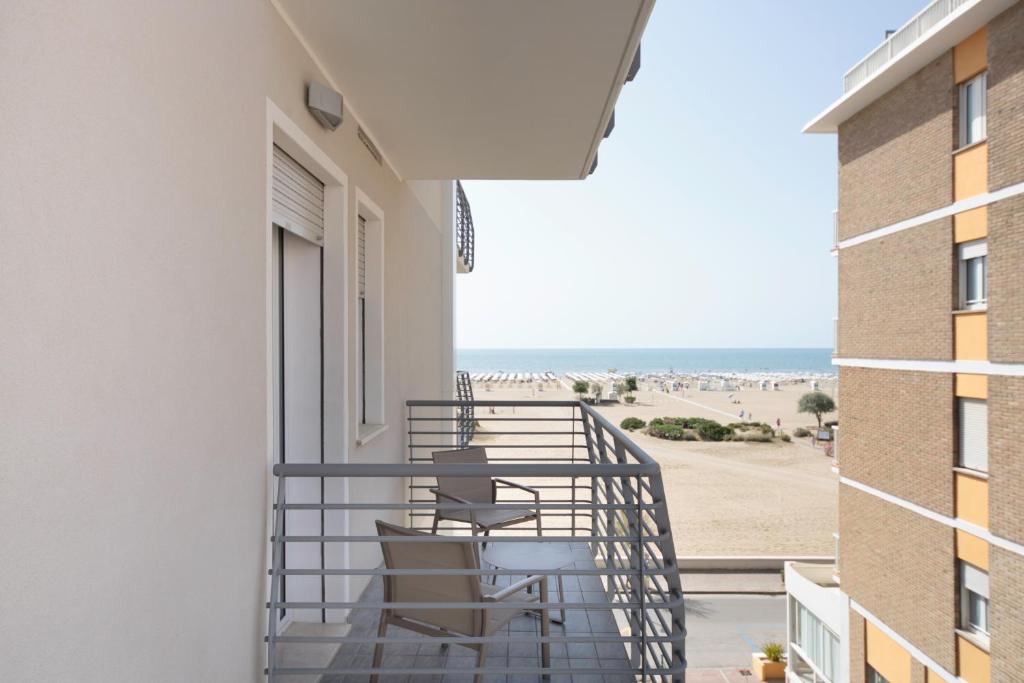 d'un balcon avec des chaises et une vue sur la plage. dans l'établissement Hotel Monaco, à Caorle