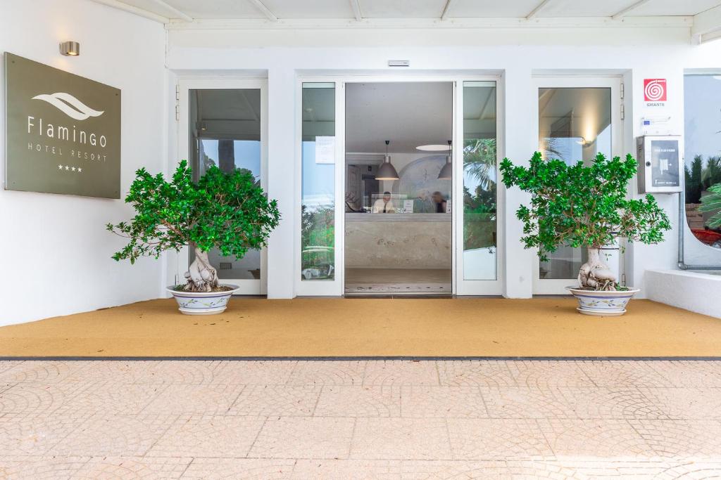 une façade de magasin avec deux potiers en pots dans l'établissement Hotel Flamingo, à Santa Margherita di Pula 141 autres photos