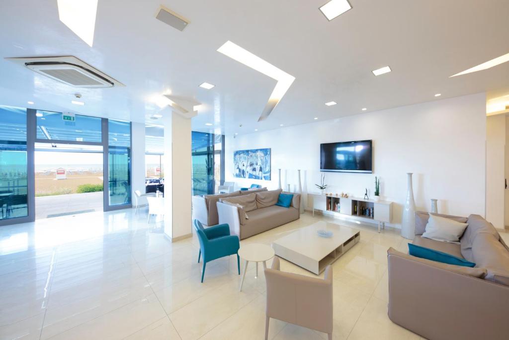 un salon avec un canapé et une table dans l'établissement Hotel Delle Nazioni - Adults Only, à Caorle