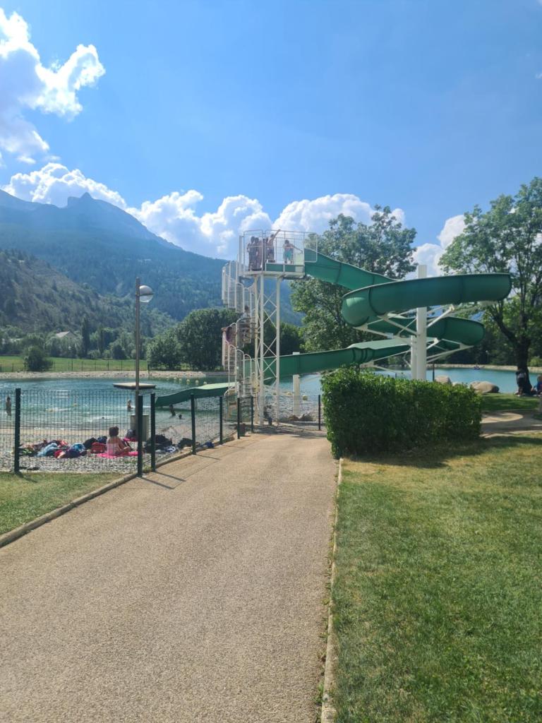- un parc avec toboggan à côté d'une étendue d'eau dans l'établissement grand studio 28 m2 tout confort au pieds des pistes, à La Foux