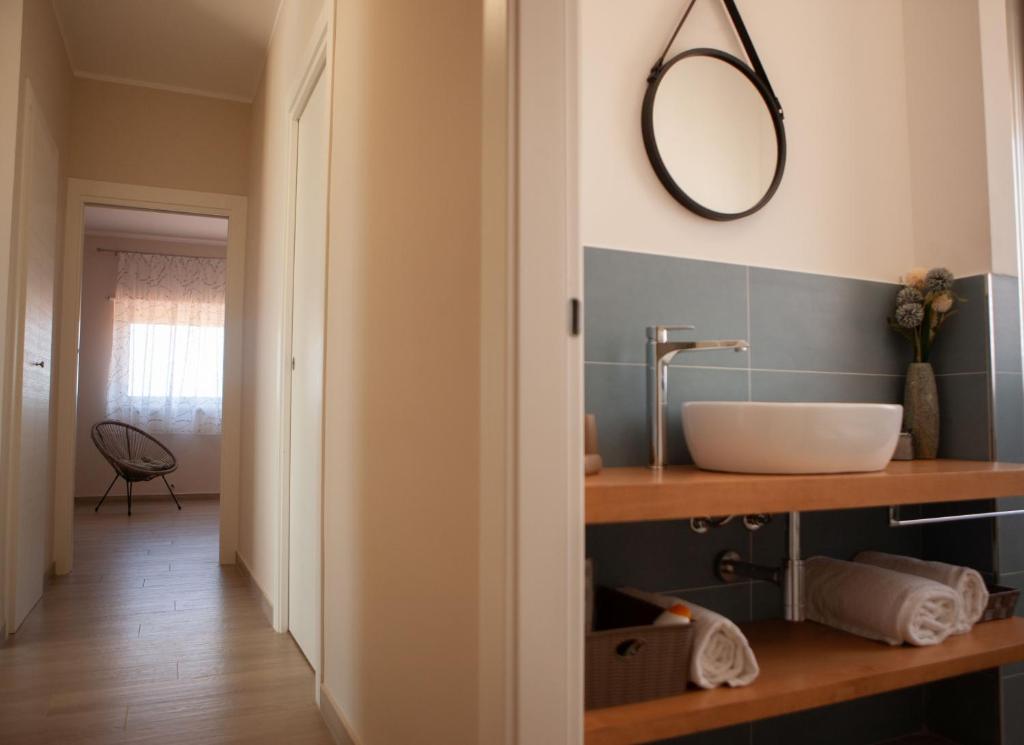 une salle de bain avec un lavabo et un miroir au mur dans l'établissement Villa Lombardo Luxury, à Balestrate