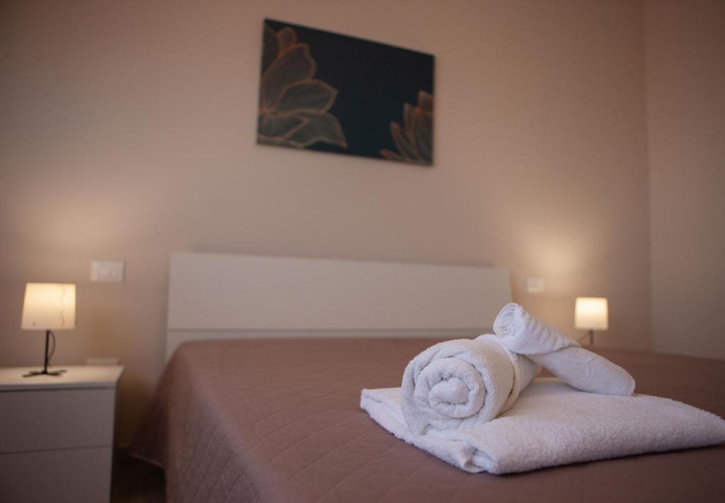 une pile de serviettes posée sur un lit dans l'établissement Villa Lombardo Luxury, à Balestrate 48 autres photos