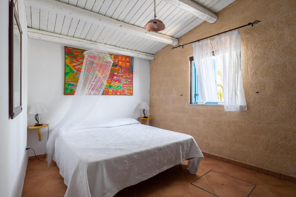 une chambre avec un lit et un tableau au mur dans l'établissement Villa Sunrise Palm, à Marsala 35 autres photos