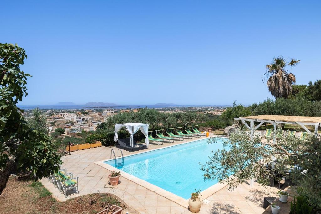 - une piscine avec vue sur la ville dans l'établissement Villa Sunrise Palm, à Marsala