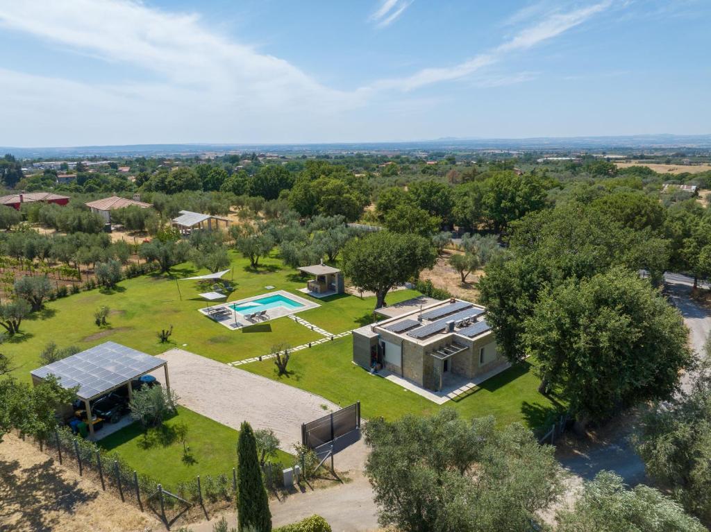 - une vue aérienne sur une maison avec une cour et une piscine dans l'établissement Le Querce exclusive c house, à Viterbe