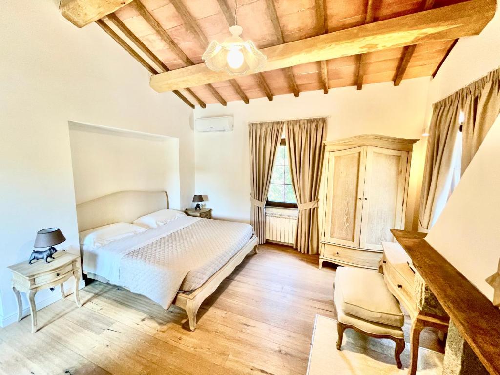 une chambre avec un lit et un bureau dans l'établissement Villa Podere Del Grasso, à Castel del Piano 28 autres photos