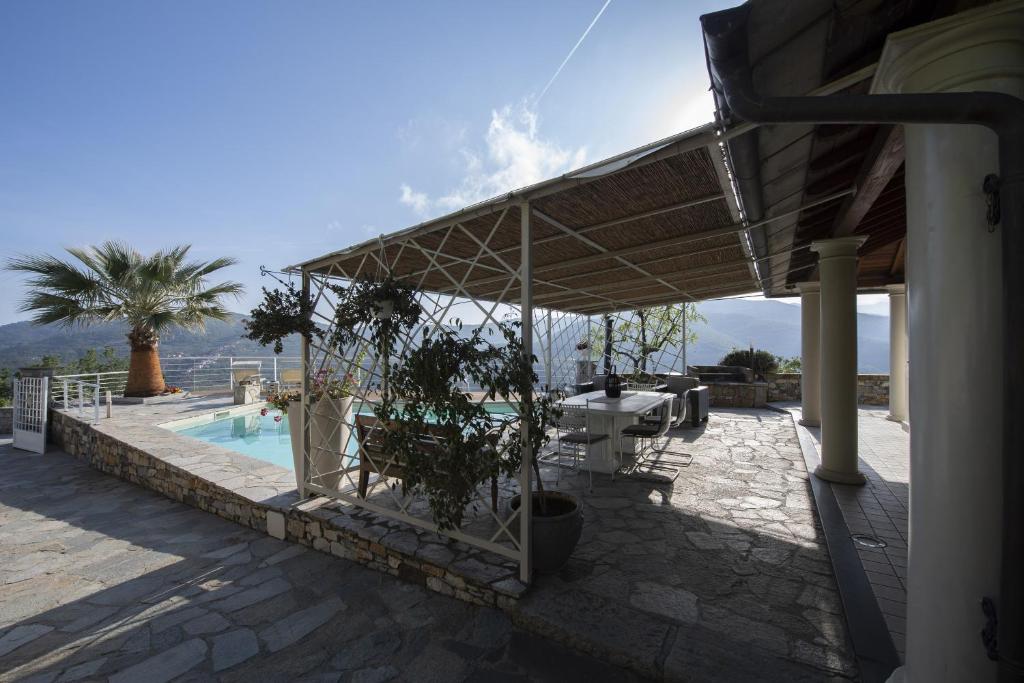 une maison avec une piscine et un pavillon dans l'établissement Villa Bellavista Evelyne e Giorgio, à Pontedassio
