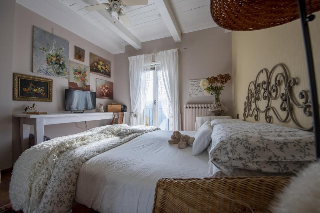 - une chambre avec 2 lits avec des ours en peluche dans l'établissement Villa Bellavista Evelyne e Giorgio, à Pontedassio