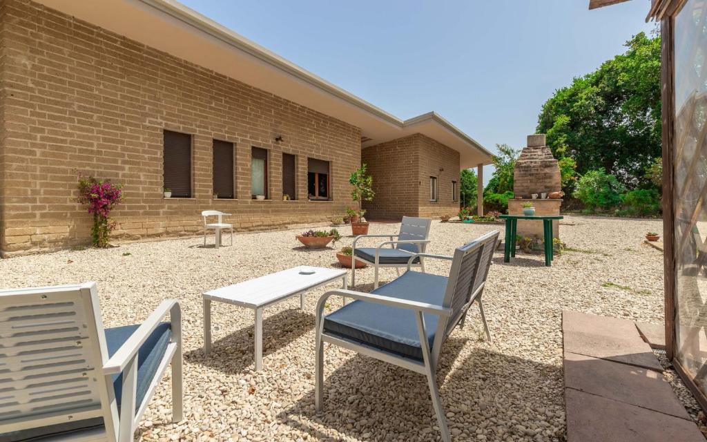 un patio avec des chaises et des tables et un bâtiment dans l'établissement Villa Dell'Arco - Sea View, Private Pool & AirCo, à SantʼElpidio a Mare 48 autres photos