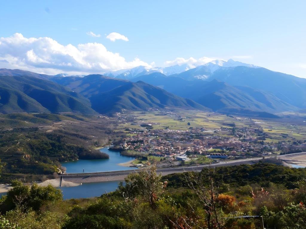 Elle offre une vue sur la ville, la rivière et les montagnes. dans l'établissement Yourte contemporaine avec magnifique vue sur les montagnes, à Rigarda
