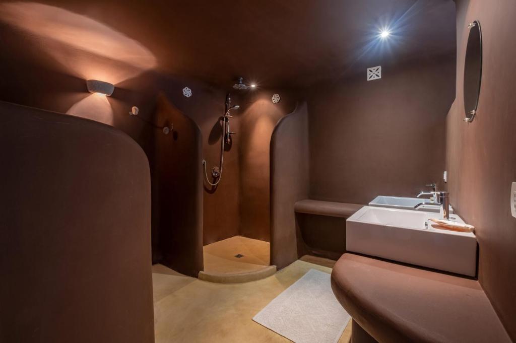 une petite salle de bain avec un lavabo et une baignoire dans l'établissement Villa Trulli Laguna by Villa Plus, à Ostuni