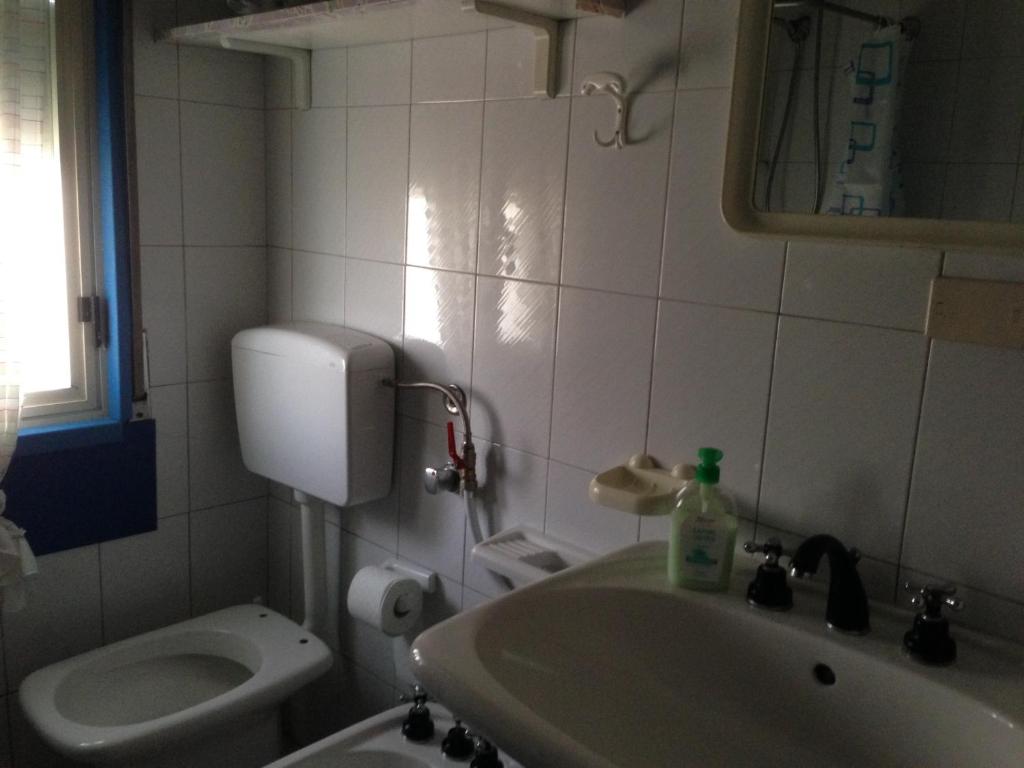 une petite salle de bain avec toilettes et lavabo dans l'établissement natura e relax sul mare, à Gela