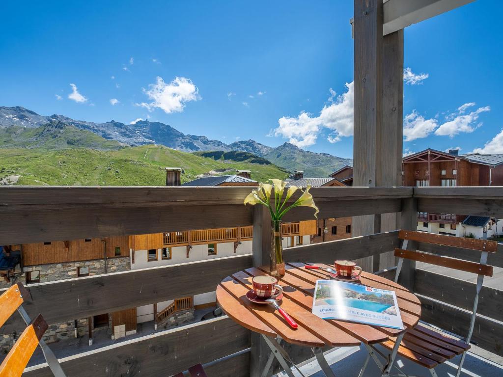 d'une table sur un balcon avec vue sur les montagnes. dans l'établissement Apartment Lauzières 307 by Interhome, à Val Thorens