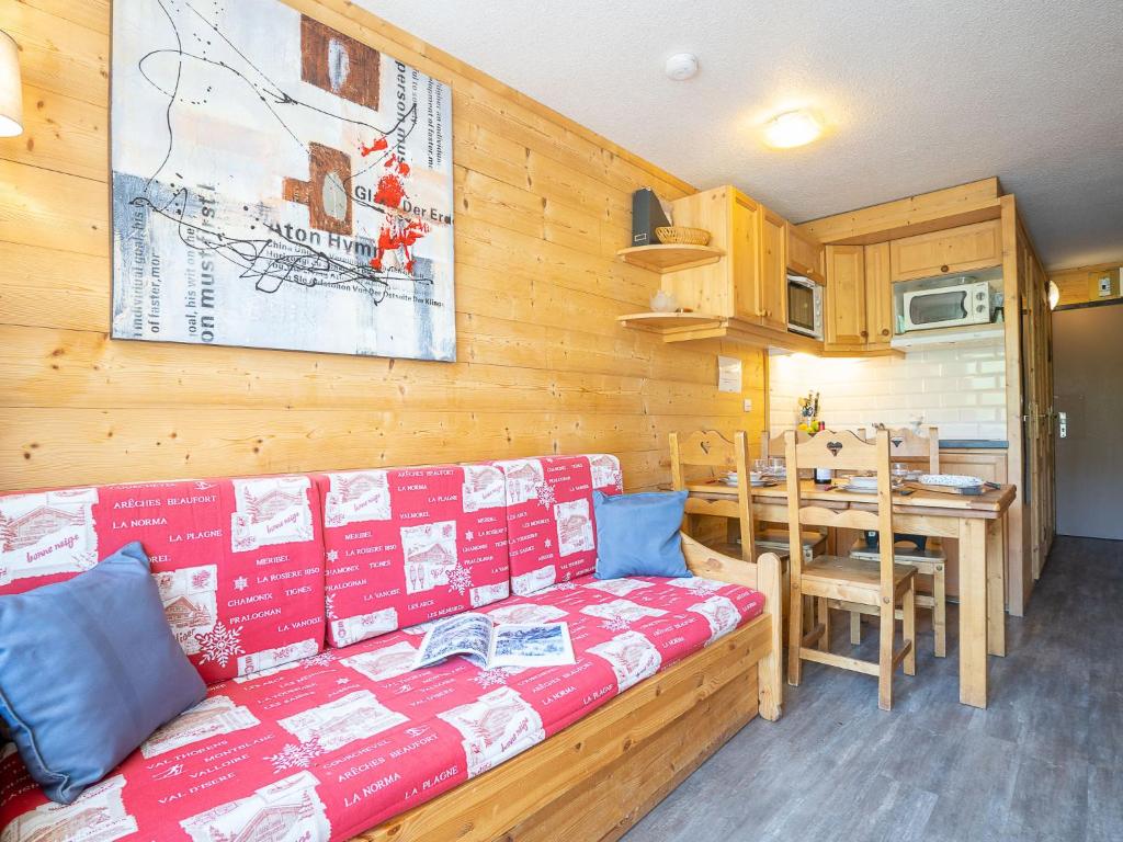 un salon avec un canapé et une table dans l'établissement Apartment Lauzières 307 by Interhome, à Val Thorens