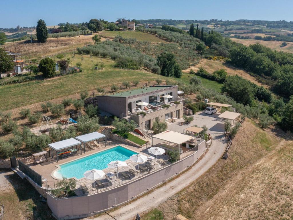 une vue aérienne d'une villa avec piscine dans l'établissement Villa Futura by Interhome, à Lorgnano