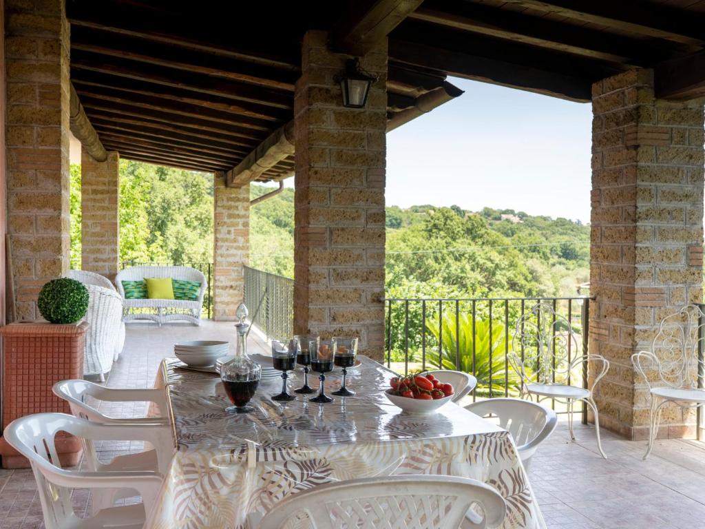 d'une table à manger et de chaises sur une terrasse avec vue. dans l'établissement Villa Villa Bougainvillea by Interhome, à Trevignano Romano 44 autres photos