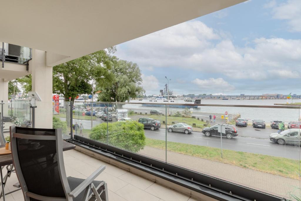 Nowa Flotylla 2-Bedroom Apartment with River and Port View by Noclegi Renters 6