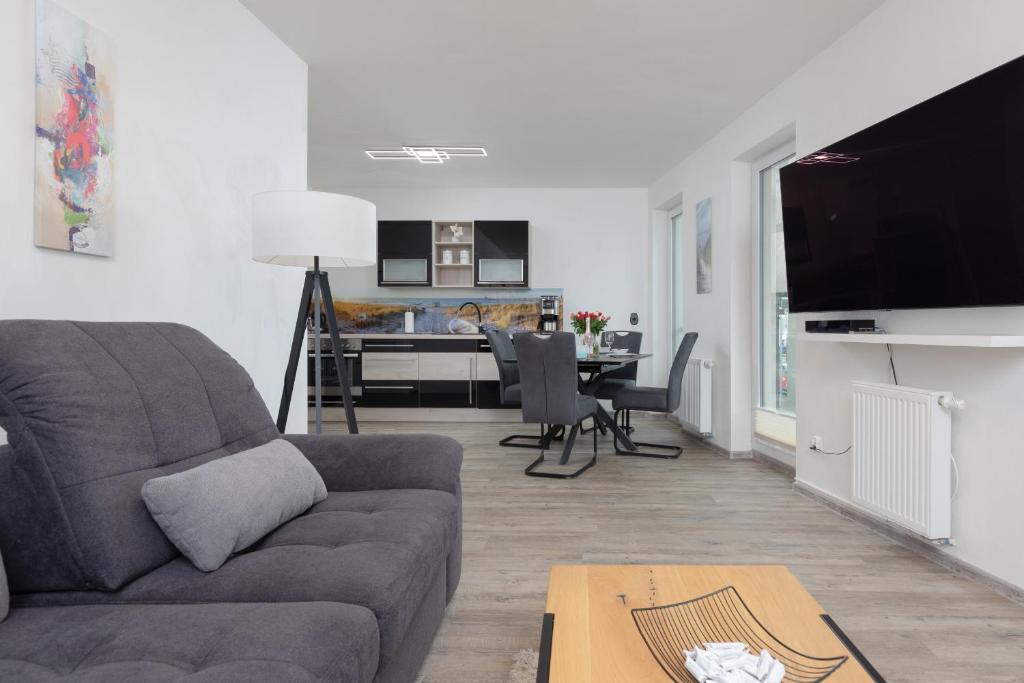 Nowa Flotylla 2-Bedroom Apartment with River and Port View by Noclegi Renters 5