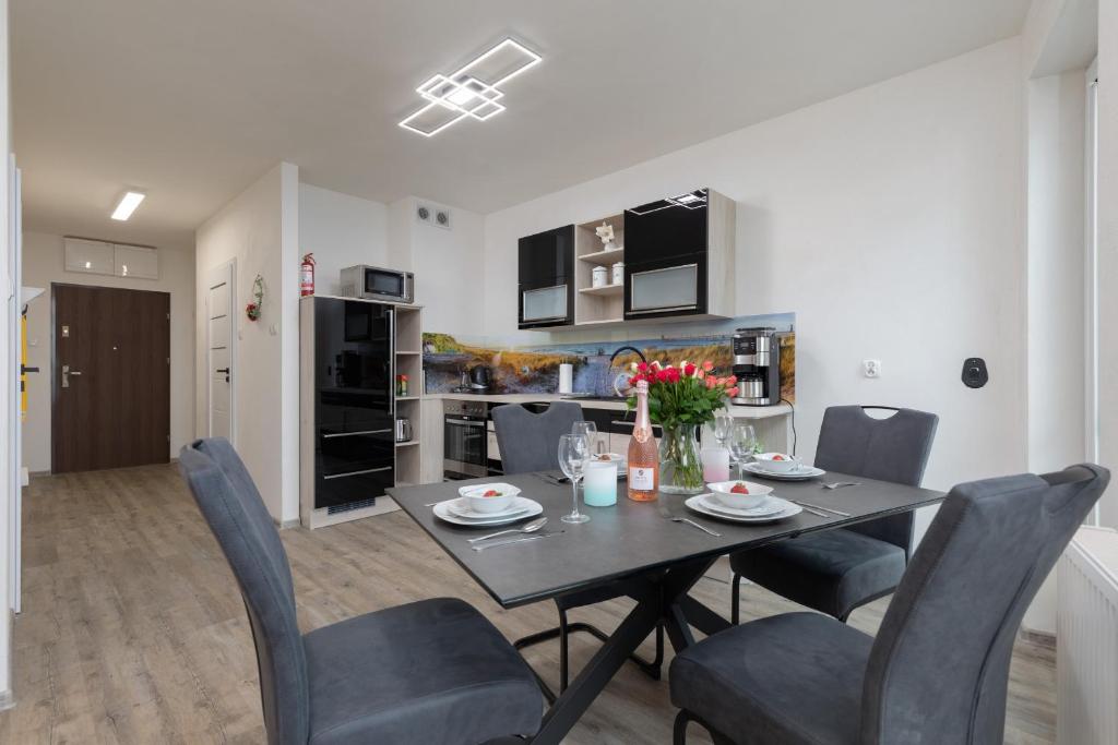 Nowa Flotylla 2-Bedroom Apartment with River and Port View by Noclegi Renters 4