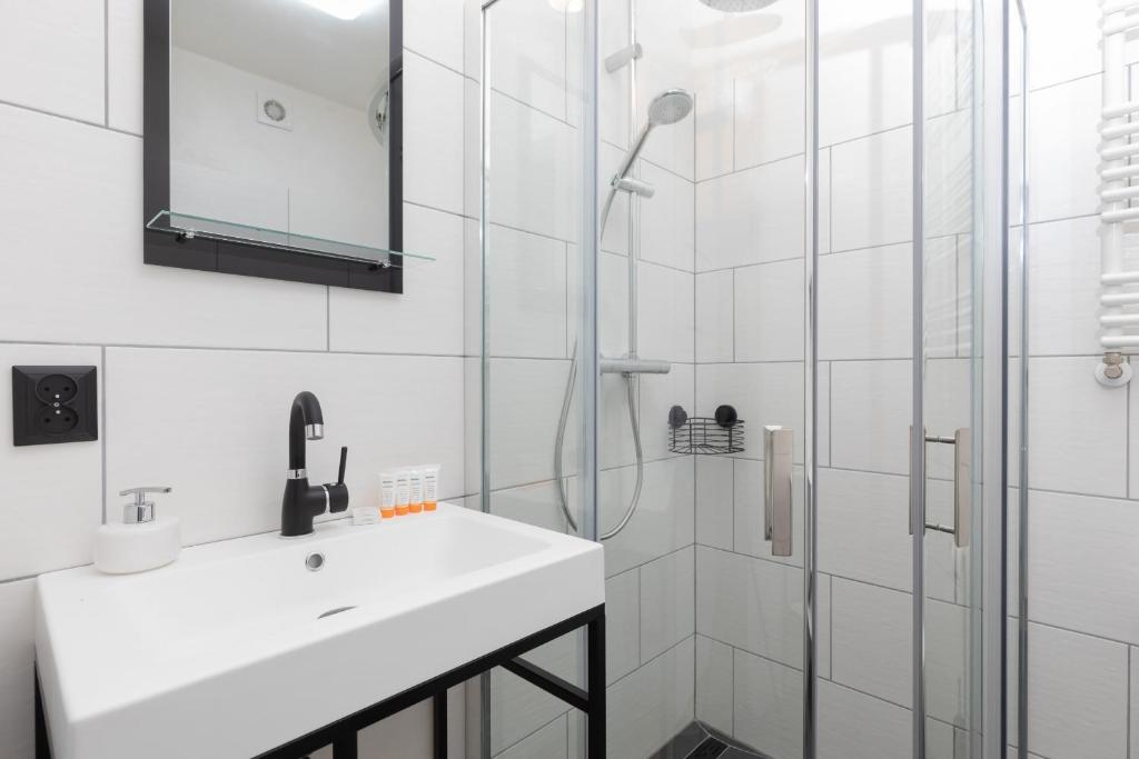 Nowa Flotylla 2-Bedroom Apartment with River and Port View by Noclegi Renters 3