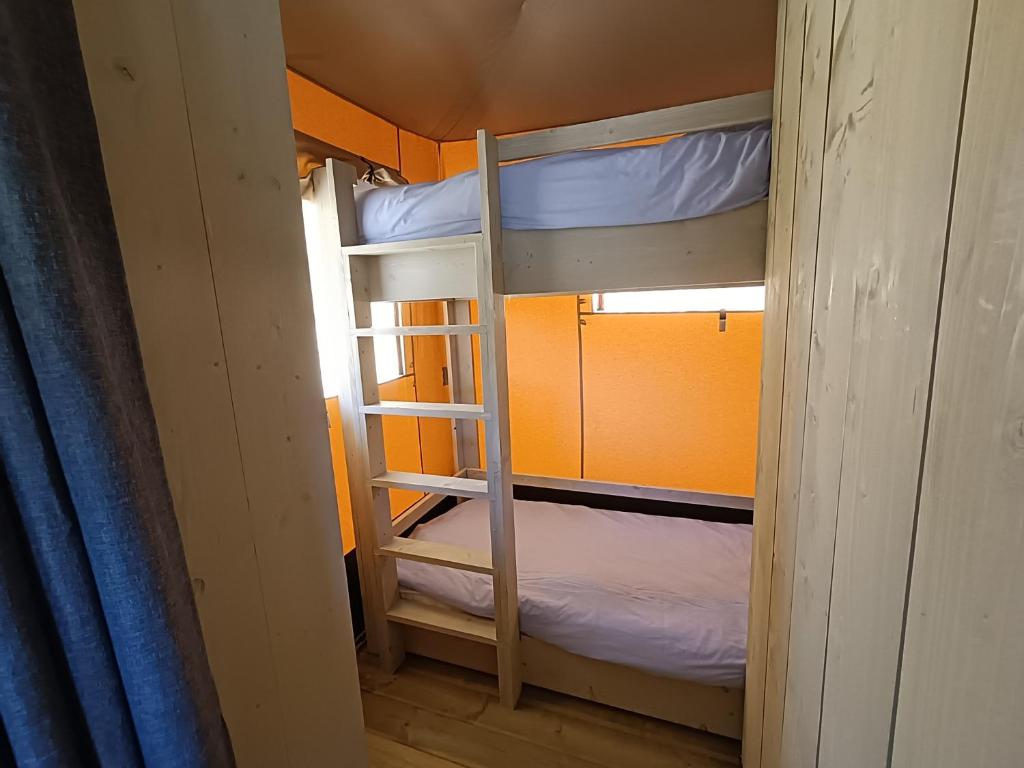 - deux lits superposés dans une petite chambre dans l'établissement Tente Sirin, à Colleville 4 autres photos