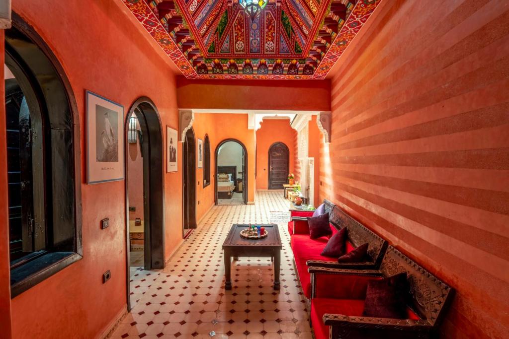 un salon avec une table et un plafond dans l'établissement Riad Haj Thami, à Marrakech