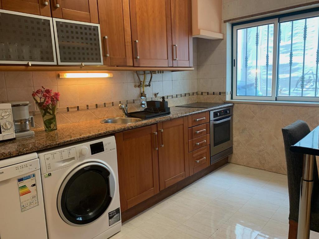 House with a BBQ terrace in the centre of Lagos 8