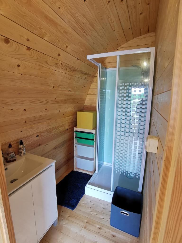 La petite salle de bains est pourvue d'une douche et d'un lavabo. dans l'établissement Charmant POD en bois près d'un plan d'eau, à Nielles-lès-Ardres